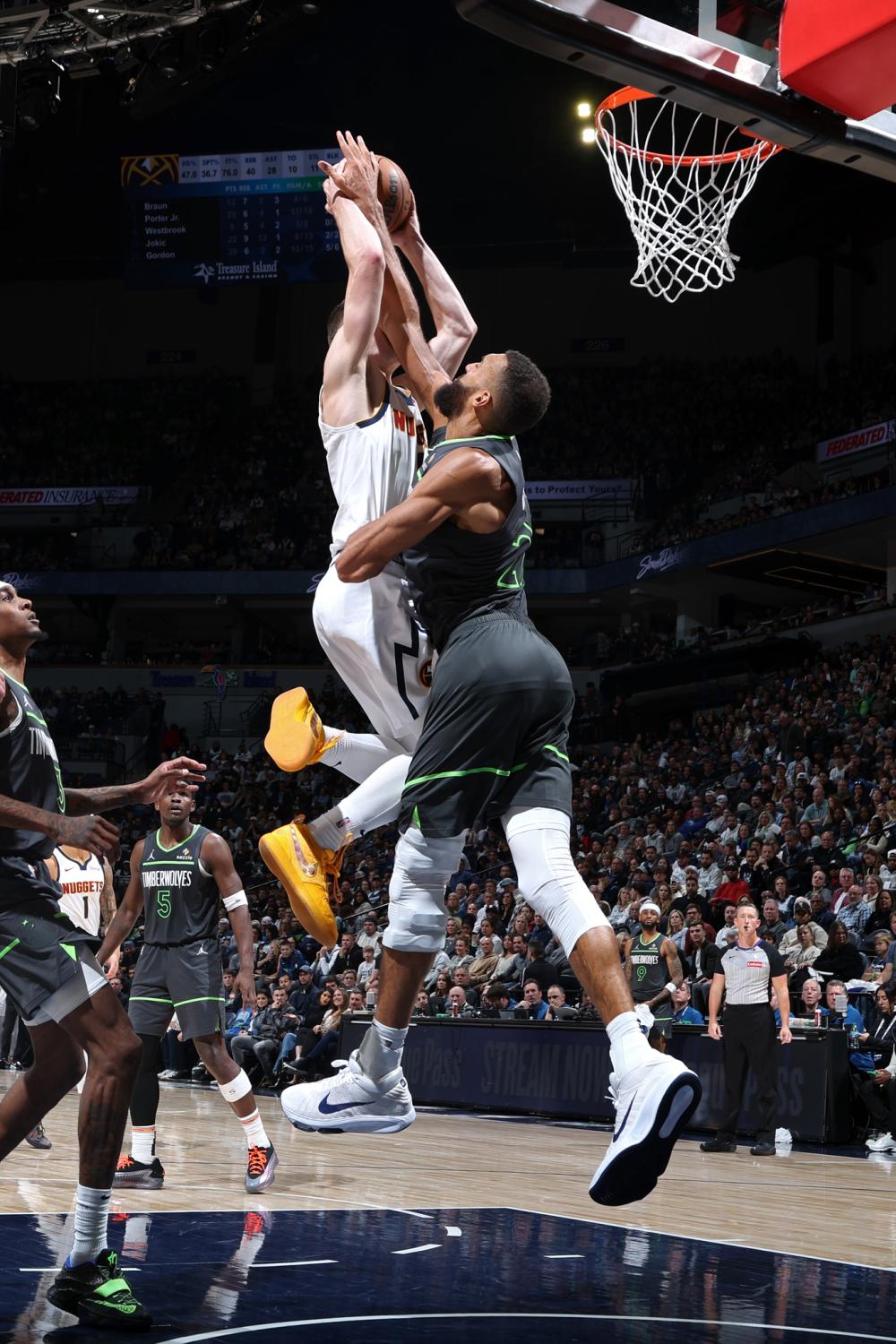 一名核心外 一名核心外